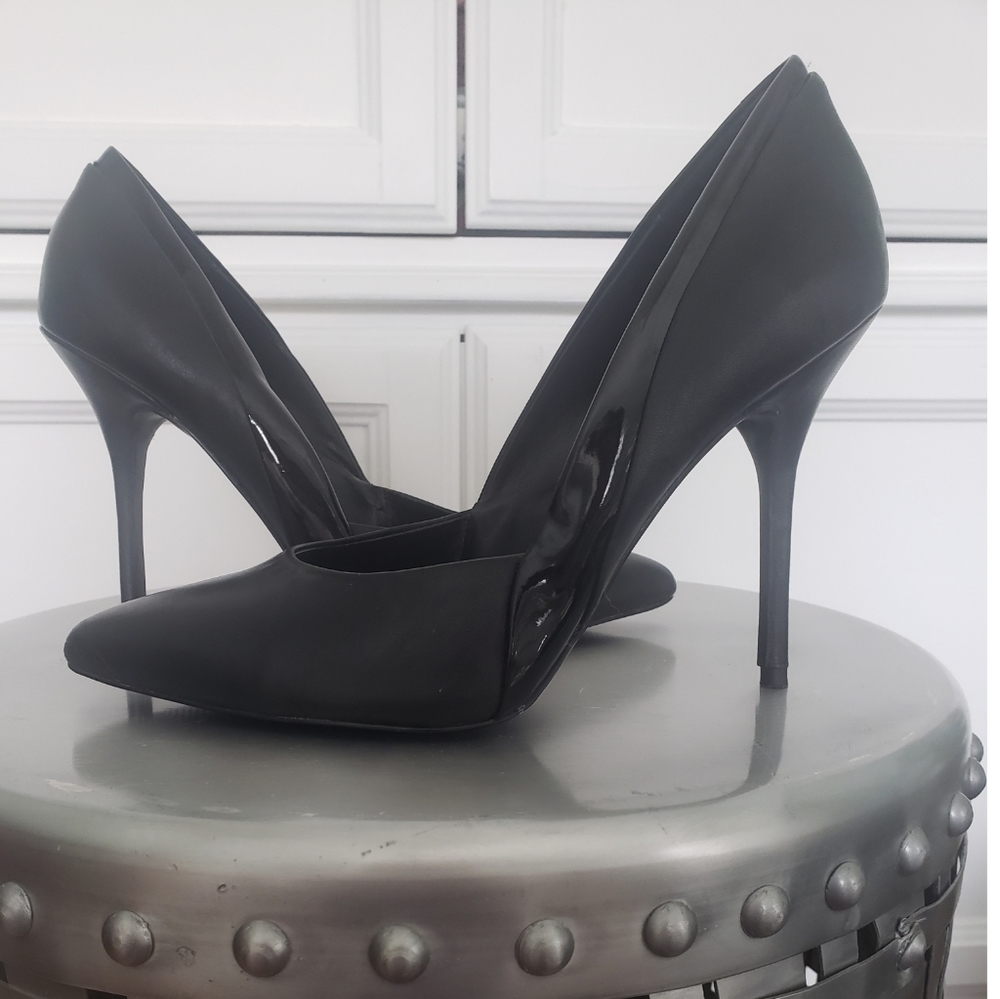 Steve Madden Black Pump with Patent Detail